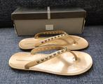 Goudkleurige Gioseppo teenslippers met studs maat 39, Beige, Ophalen of Verzenden, Zo goed als nieuw, Slippers