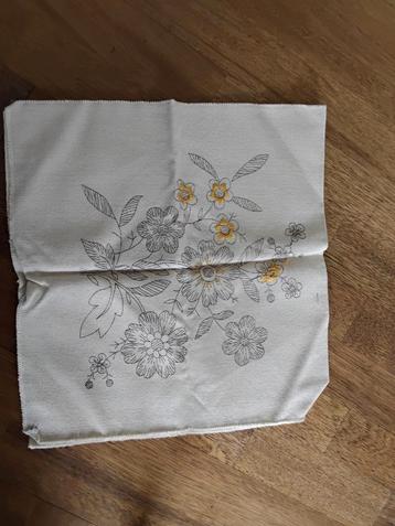Borduurpakket kussen met achterkant 40 x 40 cm beschikbaar voor biedingen