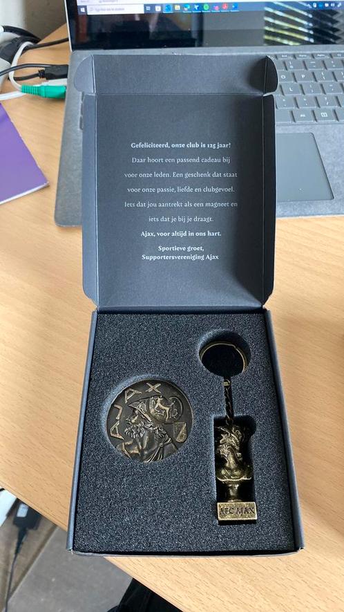 Ajax jubileum sleutelhanger en magneet, Postzegels en Munten, Penningen en Medailles, Overige materialen, Ophalen of Verzenden