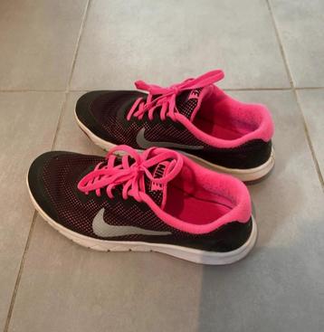 Nike zwart/roze sneakers 38 beschikbaar voor biedingen