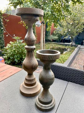 Twee grote houten kandelaars beschikbaar voor biedingen