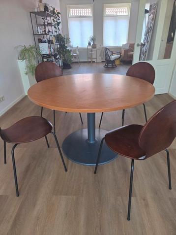 Ronde eettafel beschikbaar voor biedingen