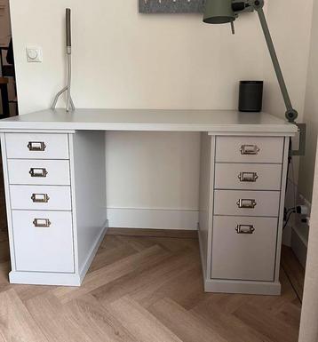 Lichtgrijs bureau beschikbaar voor biedingen