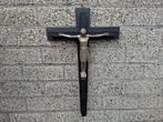 groot zwart houten kruis met tinnen christus, Antiek en Kunst, Antiek | Religie, Ophalen of Verzenden