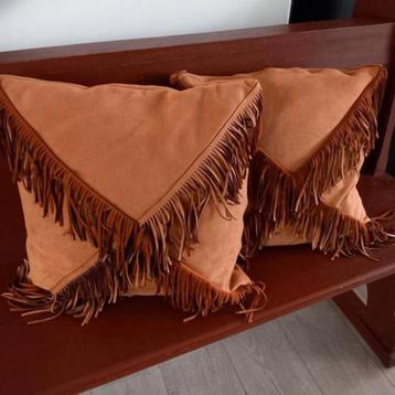 2 nieuwe hippe sierkussens met franje beschikbaar voor biedingen