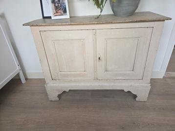 Houten vintage brocante kastje beschikbaar voor biedingen
