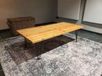 Stijlvolle Salontafel: grenen tafelblad, zwarte stalen poten, Huis en Inrichting, Tafels | Salontafels, 50 tot 100 cm, Minder dan 50 cm