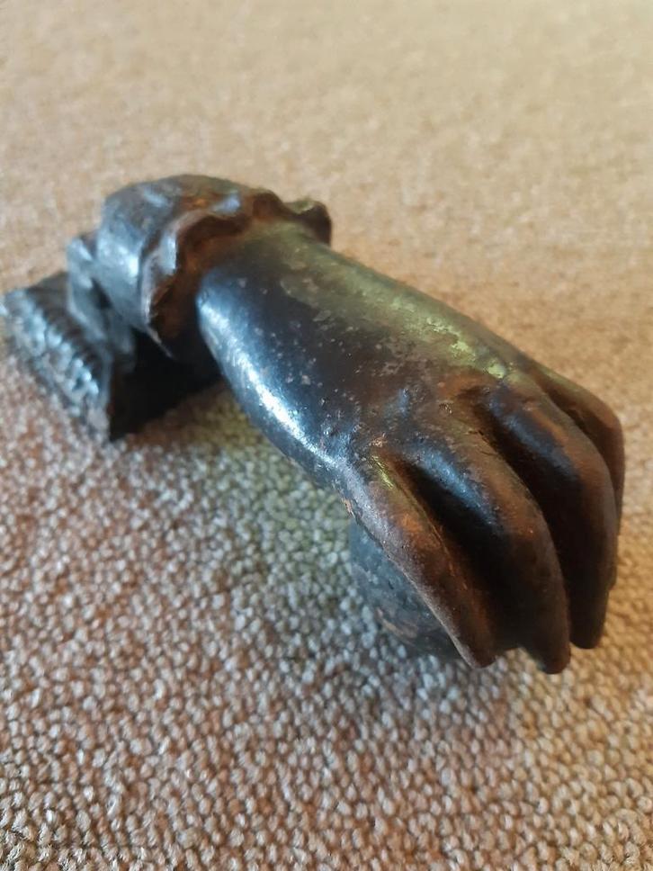 Antieke gegoten metalen deurklopper in de vorm van hand, Antiek en Kunst, Antiek | Overige Antiek, Ophalen of Verzenden