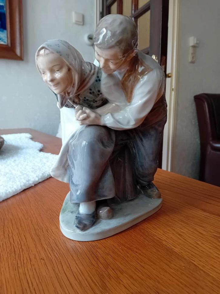 ROYAL COPENHAGEN BEELD PORSELEIN DANSEND BOERENPAAR, Verzamelen, Beelden en Beeldjes, Zo goed als nieuw, Dier, Ophalen of Verzenden