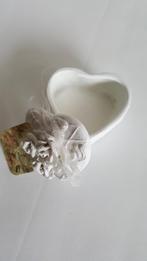 Brocant wit hart doosje met deksel en rozen decoratie, Antiek en Kunst, Curiosa en Brocante, Ophalen