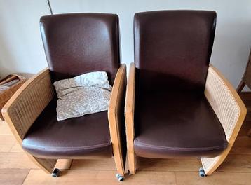 2 Lloyd Loom Eetkamerstoelen op wieltjes beschikbaar voor biedingen