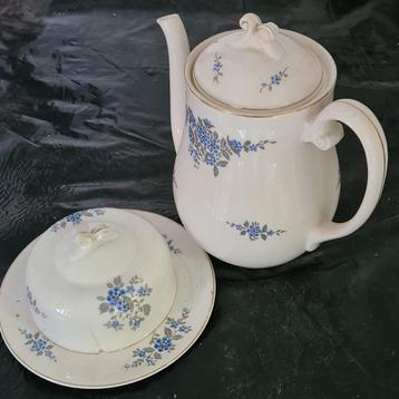 Antieke koffiepot en botervloot beschikbaar voor biedingen