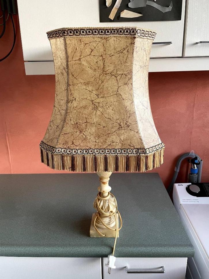 Mooie lamp met marmeren voet, Huis en Inrichting, Lampen | Tafellampen, Zo goed als nieuw, Minder dan 50 cm, Overige materialen