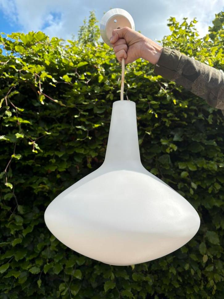 Grote vintage opaline hanglamp RAAK Amsterdam '50, Huis en Inrichting, Lampen | Hanglampen, Zo goed als nieuw, Minder dan 50 cm
