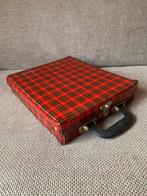 Vintage Babette Koffer met Rood Schots Ruitpatroon barbiepop, Verzamelen, Poppen, Ophalen of Verzenden, Zo goed als nieuw, Accessoires