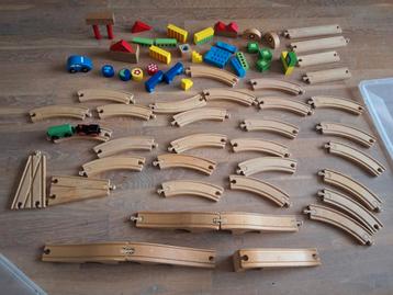 Houten treinbaan met veel elementen, sint of kerst beschikbaar voor biedingen