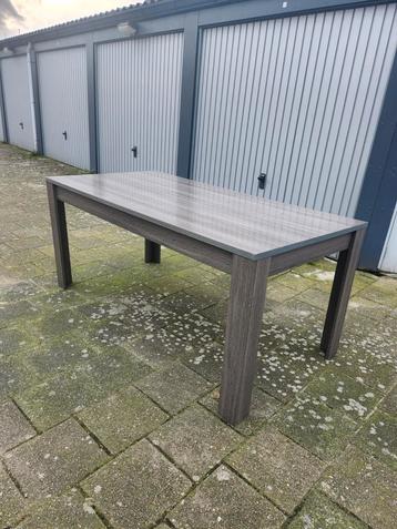 Moderne grijze eettafel/salontafel beschikbaar voor biedingen