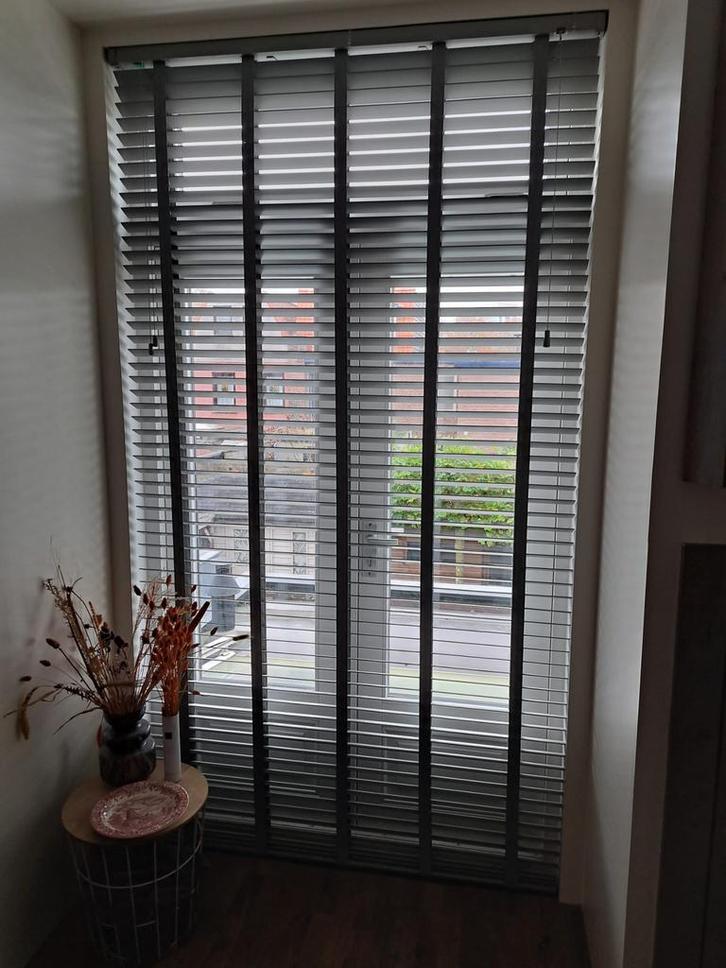 Grijze jaloezieën, Huis en Inrichting, Stoffering | Gordijnen en Lamellen, Zo goed als nieuw, 200 cm of meer, 100 tot 150 cm, Grijs