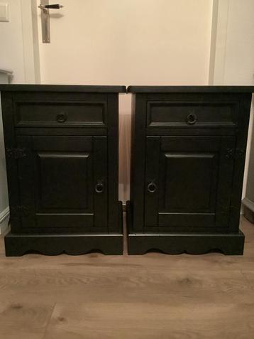 2 nachtkastjes Queen Ann dressoir brocante salontafel  beschikbaar voor biedingen