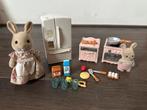 Sylvanian Families twee konijntjes met keukentje, Ophalen of Verzenden, Gebruikt, Popje