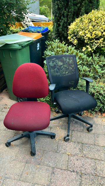 2 oude bureaustoelen beschikbaar voor biedingen