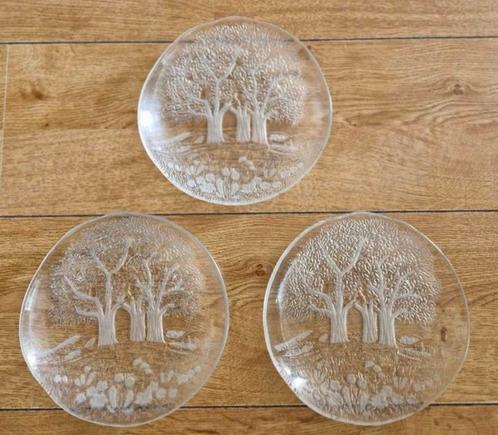 Drie Glazen Borden met Boom motief, Huis en Inrichting, Keuken | Servies, Zo goed als nieuw, Bord(en), Overige stijlen, Glas, Ophalen of Verzenden
