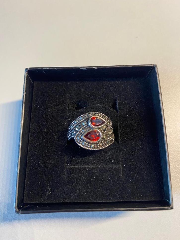 Klassiek zilveren ring met rode zirkonia's (925), Antiek en Kunst, Antiek | Goud en Zilver, Ophalen of Verzenden