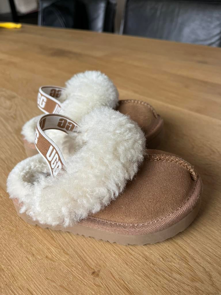 UGG Funkette Pantoffel Kids | 2 kleuren beschikbaar , Ophalen of Verzenden, Zo goed als nieuw, Meisje, Laarzen