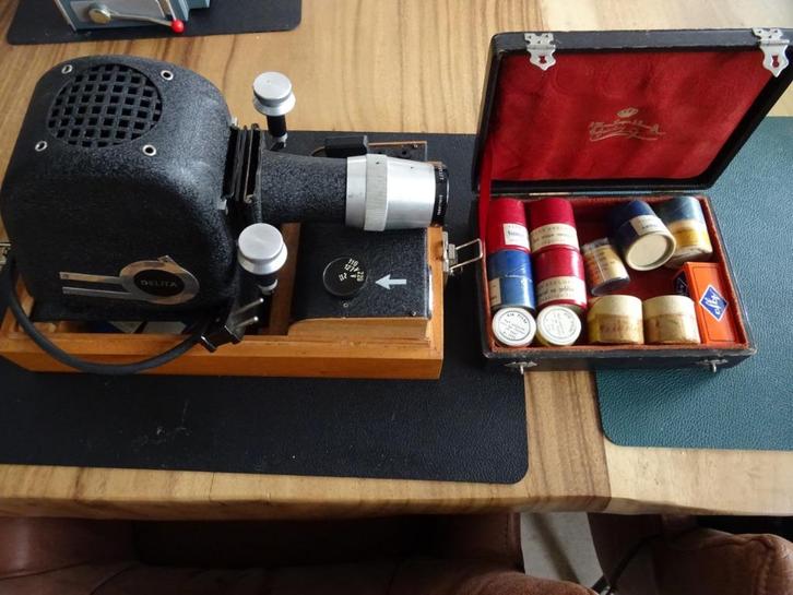 OUDE PROJECTOR IN KIST DELITA MET KISTJE FILM ROLLETJES, Verzamelen, Film en Tv, Gebruikt, Ophalen of Verzenden