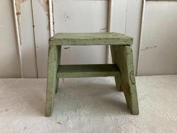 Brocante klein groen krukje beschikbaar voor biedingen