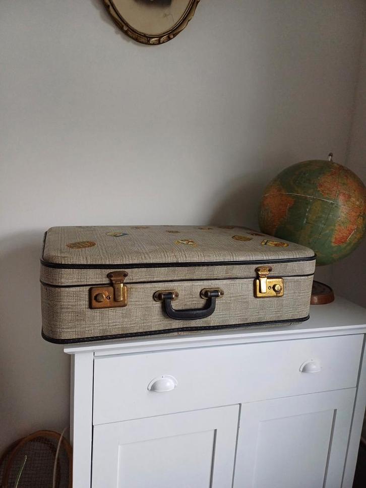 Vintage Koffer met Stickers, Huis en Inrichting, Woonaccessoires | Kisten, Minder dan 50 cm, Minder dan 50 cm, Ophalen