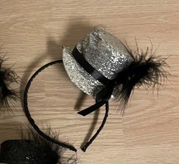 Diadeem/haarband met zilveren hoedje beschikbaar voor biedingen
