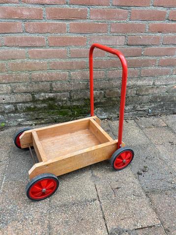 Houten loopkar beschikbaar voor biedingen