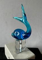 Kleine walvis van blauw glas op glazen sokkeltje. Blauwe vis, Ophalen of Verzenden