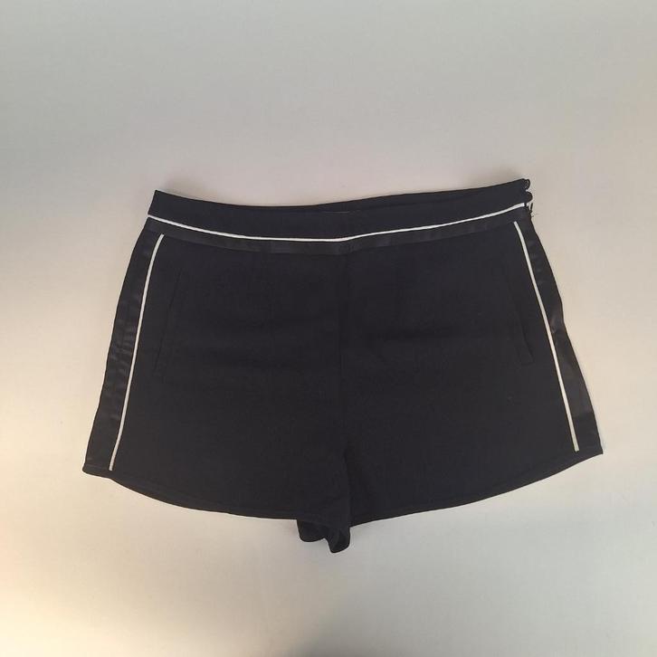 Korte broek / short, dames, Forever 21, L, Kleding | Dames, Broeken en Pantalons, Gedragen, Maat 42/44 (L), Zwart, Kort, Ophalen of Verzenden