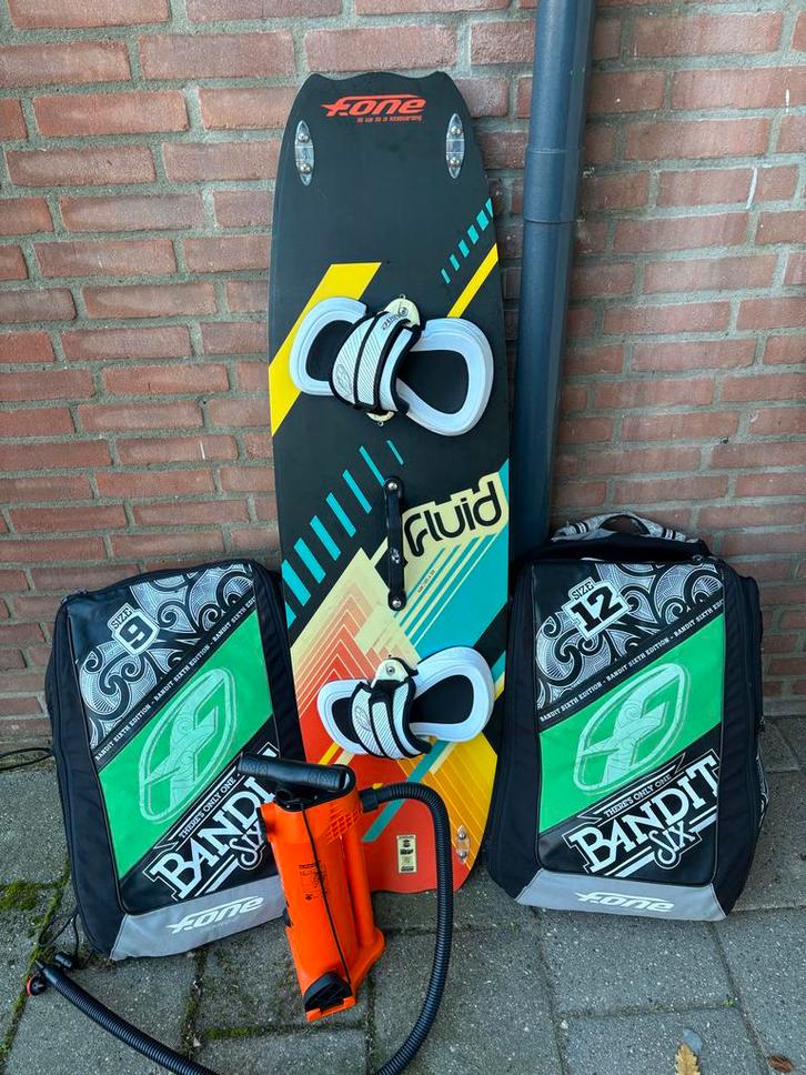 F-One Fluid Twintip Kiteboard + 2 Kites, Watersport en Boten, Kitesurfen, Gebruikt, Kitesurf-set, 9 m², Twintip, Ophalen of Verzenden