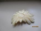 broche Parelmoer een bloem 5 cm br, 3 cm. hoog., Overige materialen, 4 tot 7 cm, Gebruikt, Overige kleuren