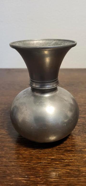 Vintage Tinnen Vaasje beschikbaar voor biedingen