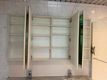 Badkamer spiegelkast met opstaande rand
