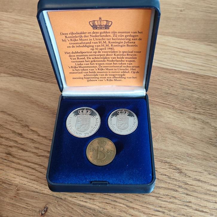 Huldigingsmunten 1980 gulden en rijksdaalder, Postzegels en Munten, Munten | Nederland, Setje, 2½ gulden, Koningin Juliana, Ophalen of Verzenden
