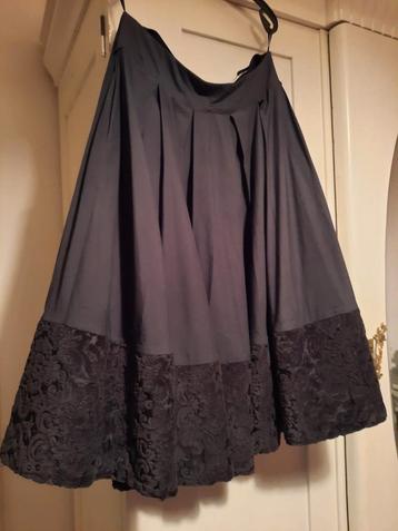 Prachtige Cora Kemperman rok met zwart fluwelen rand. Maat M beschikbaar voor biedingen