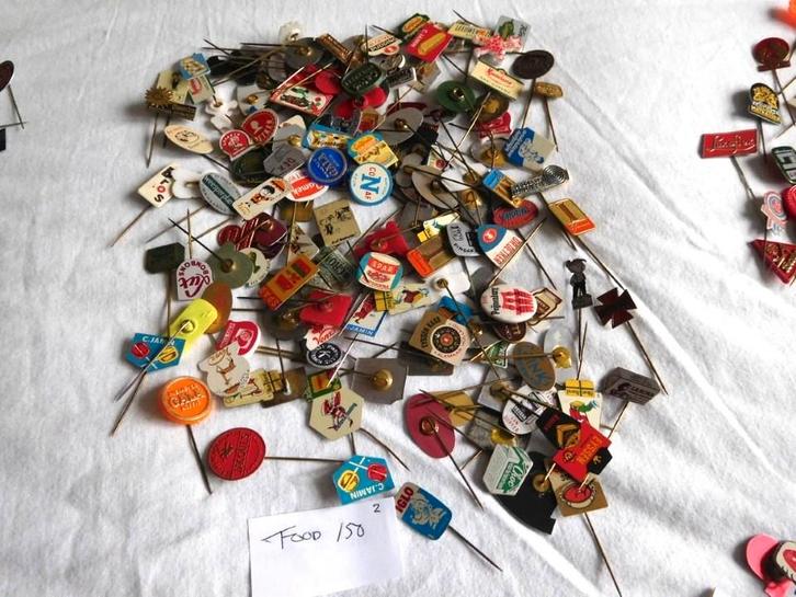 Partij Speldjes ongeveer 450 X gesorteerd in 4 groepen., Verzamelen, Speldjes, Pins en Buttons, Gebruikt, Speldje of Pin, Overige onderwerpen