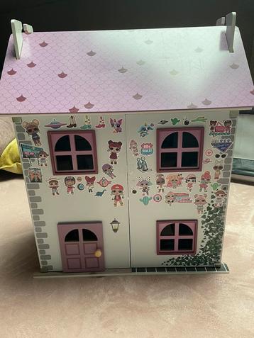 Poppenhuis met inhoud beschikbaar voor biedingen