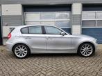 BMW 1-serie 120i High Executive | AUTOMAAT | LEDEREN INT., Te koop, Zilver of Grijs, Benzine, Hatchback