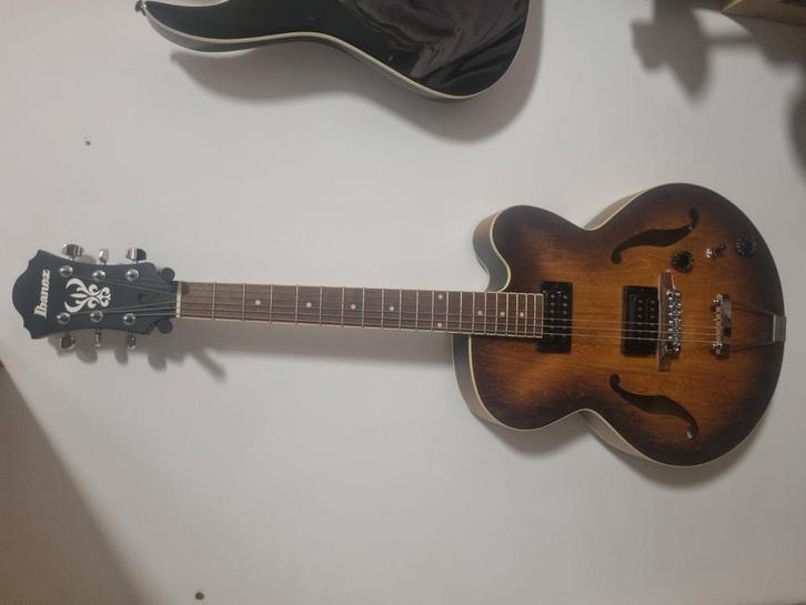 basgitaar en gitaren van Ibanez. synthesizer van yamaha DX7, Muziek en Instrumenten, Snaarinstrumenten | Gitaren | Bas, Gebruikt