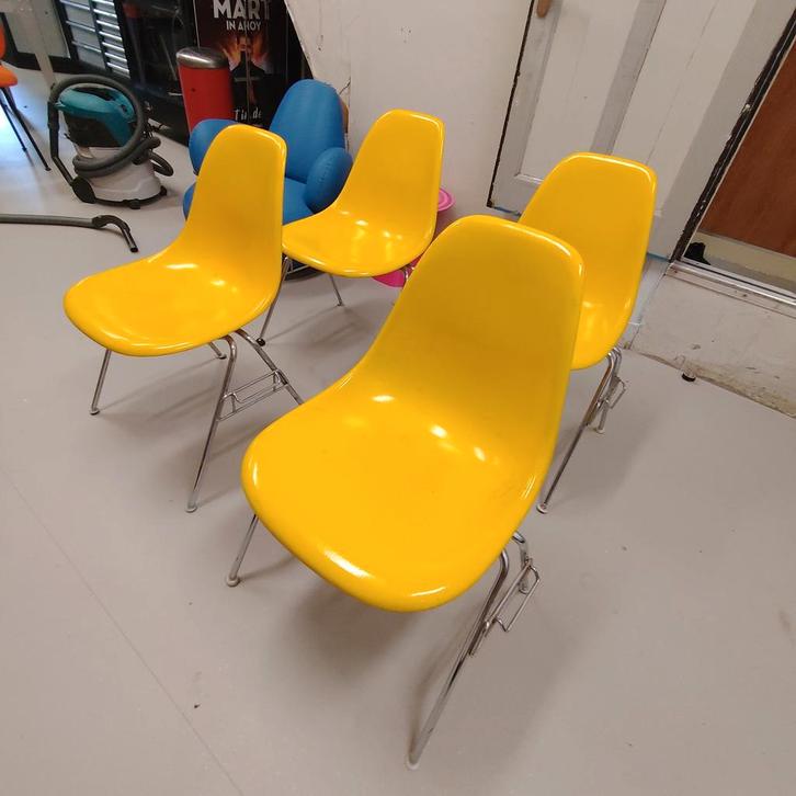 Vitra Eames Glasvezel Stoelen - Geel - Set van 4, Huis en Inrichting, Stoelen, Gebruikt, Vier, Kunststof, Metaal, Overige kleuren