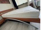 Modern Kersenhouten en metaal bed 160cmx200 met nachtkastjes, Ophalen, Tweepersoons, Zo goed als nieuw, 200 cm