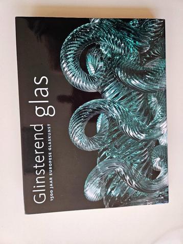 Boek-1500 jaar Europese glaskunst-Glinsterend glas >500 obj. beschikbaar voor biedingen