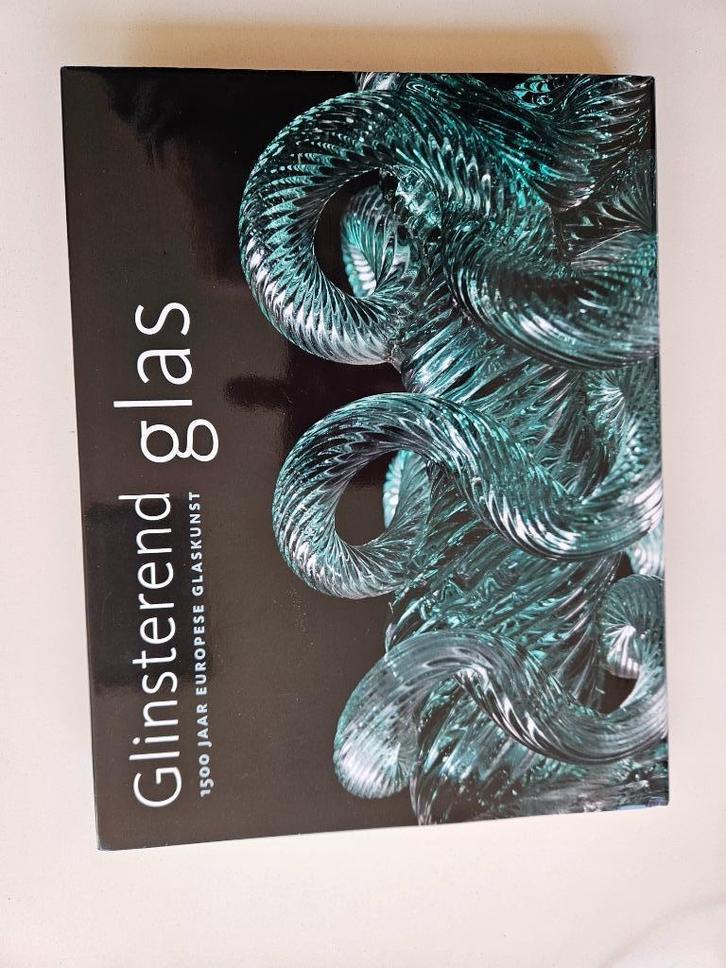 Boek-1500 jaar Europese glaskunst-Glinsterend glas >500 obj., Boeken, Kunst en Cultuur | Beeldend, Zo goed als nieuw, Overige onderwerpen