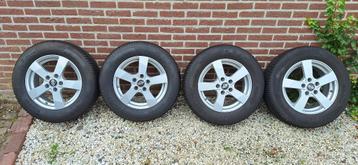 16" lichtmetalen velgen met winterbanden beschikbaar voor biedingen